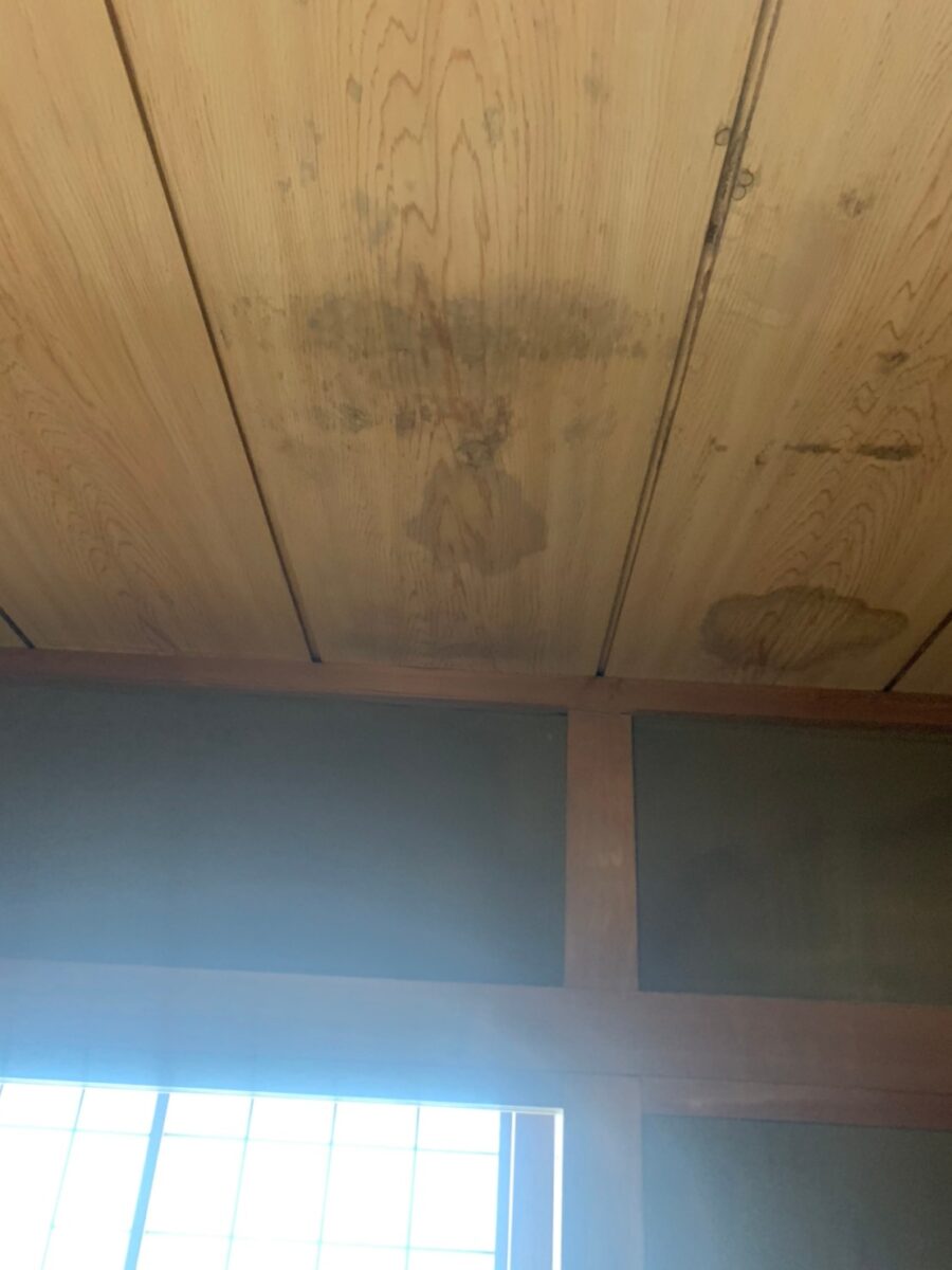 雨漏りの前兆 初期症状 湿気 カビ臭さ 天井のシミ 大阪市の雨漏り修理 屋根工事 防水工事なら ホームメンテナンス匠