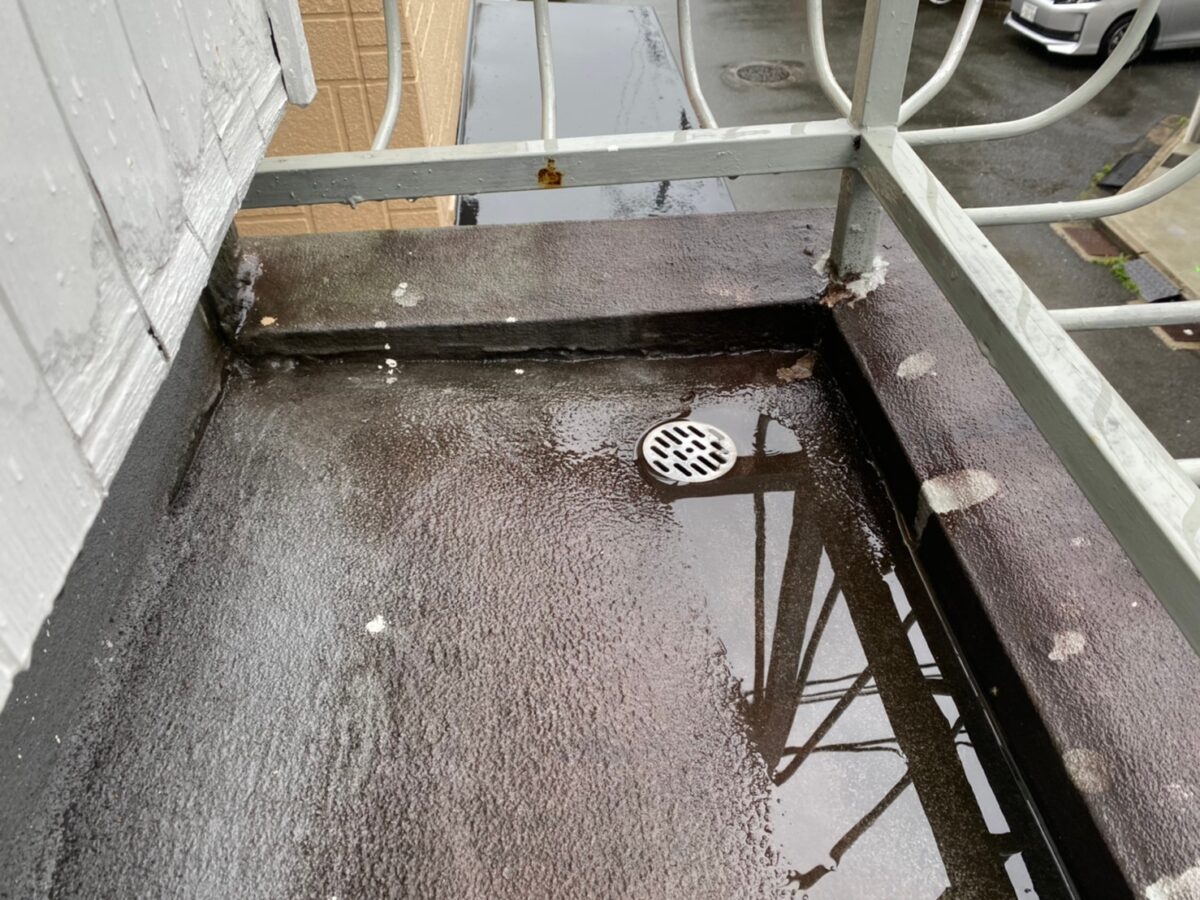 雨漏りする場所 ベランダ 排水管 笠木 劣化 排水口の詰まり 点検 大阪市の雨漏り修理 屋根工事 防水工事なら ホームメンテナンス匠